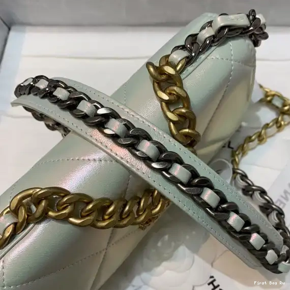 First Bag Ru CHAIN ON CHANEL19 WALLET 0523